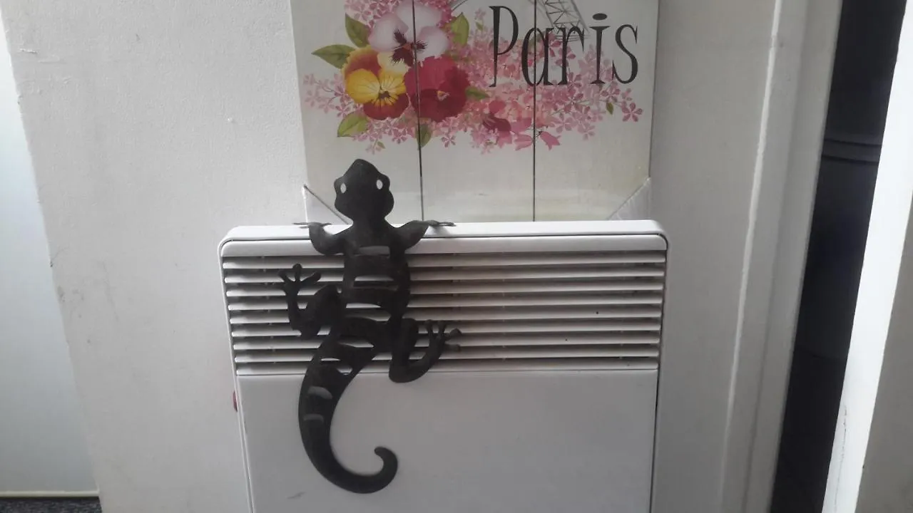 Room In Apartment - Nice Charming Studette For 1Guesteart Of Old Paris Fantastic Location Notre Dame Guest house