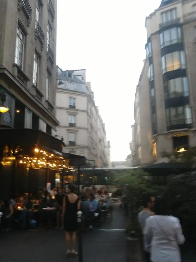 Room In Apartment - Nice Charming Studette For 1Guesteart Of Old Paris Fantastic Location Notre Dame Guest house
